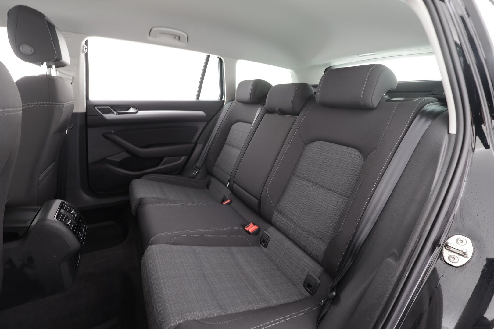 Volkswagen Passat 2021 Variant 2,0 TDI EVO SCR 110 kW DSG * ACC / Webasto / Apple & Android / LED / P.tutkat / 3-alueinen ilmastointi * - 1.om Suomi-auto /  Merkkihuollettu / Kahdet renkaat7 Juuri katsastettu! - HULLUT AVAJAISHULINAT KORKOTARJOUS 3,29 %