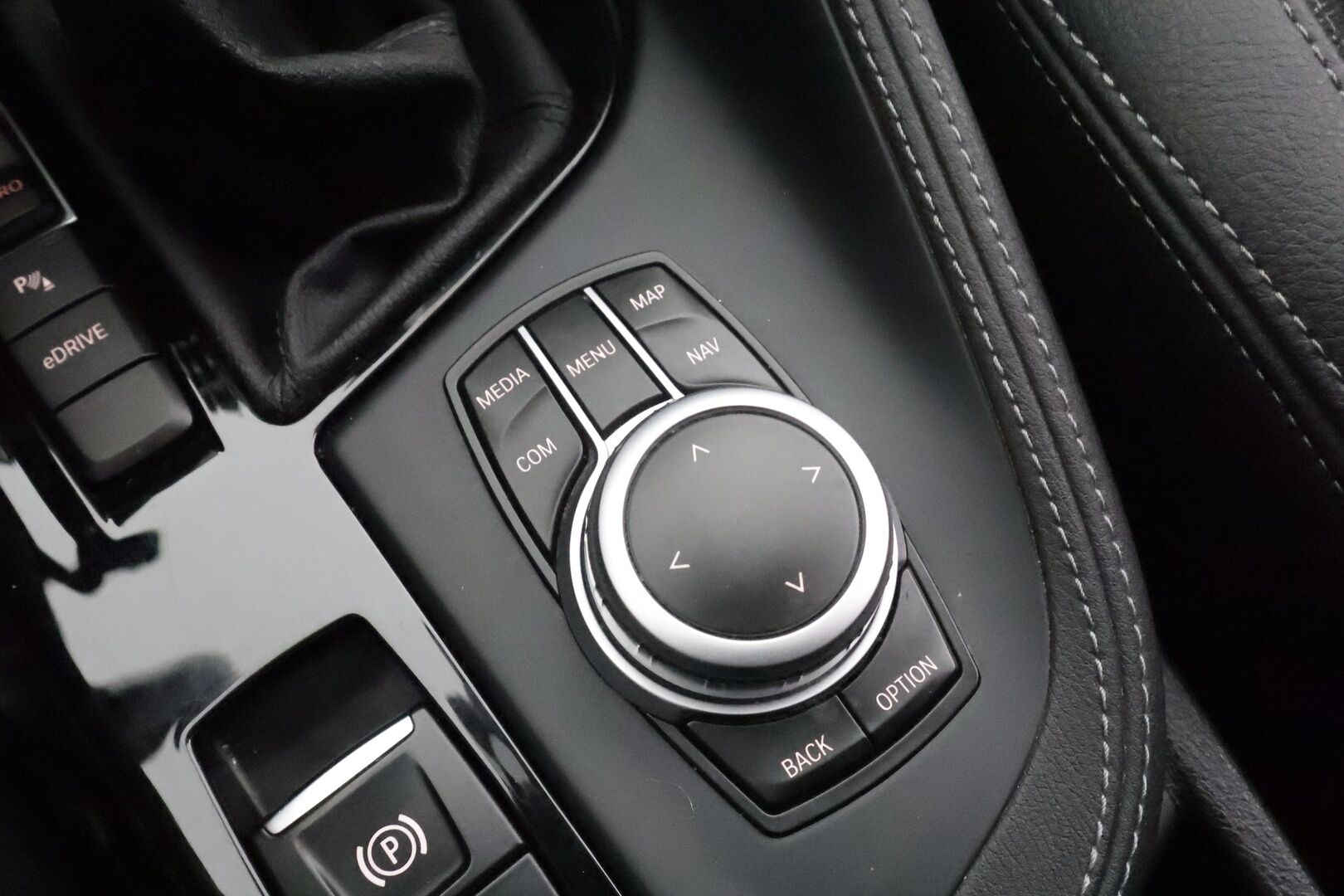 BMW X1 2021 F48 xDrive25e A Charged Edition Sport * HUD / Sporttipenkit / P.Kamera / LED / Navi / Vakkari / Koukku * - 1.om Suomi-auto / 2x Latauskaapelit / Kahdet renkaat aluvanteilla / Merkkihuollot