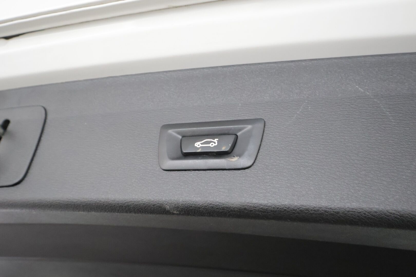 BMW X1 2021 F48 xDrive25e A Charged Edition Sport * HUD / Sporttipenkit / P.Kamera / LED / Navi / Vakkari / Koukku * - 1.om Suomi-auto / 2x Latauskaapelit / Kahdet renkaat aluvanteilla / Merkkihuollot