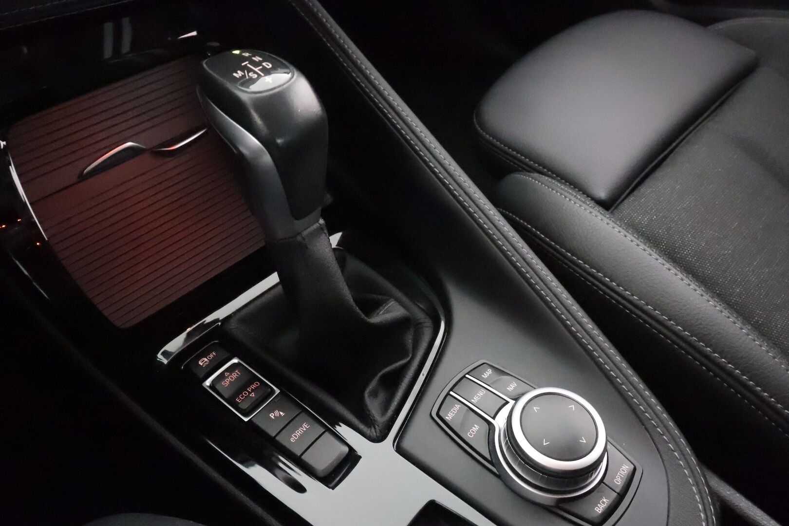 BMW X1 2021 F48 xDrive25e A Charged Edition Sport * HUD / Sporttipenkit / P.Kamera / LED / Navi / Vakkari / Koukku * - 1.om Suomi-auto / 2x Latauskaapelit / Kahdet renkaat aluvanteilla / Merkkihuollot