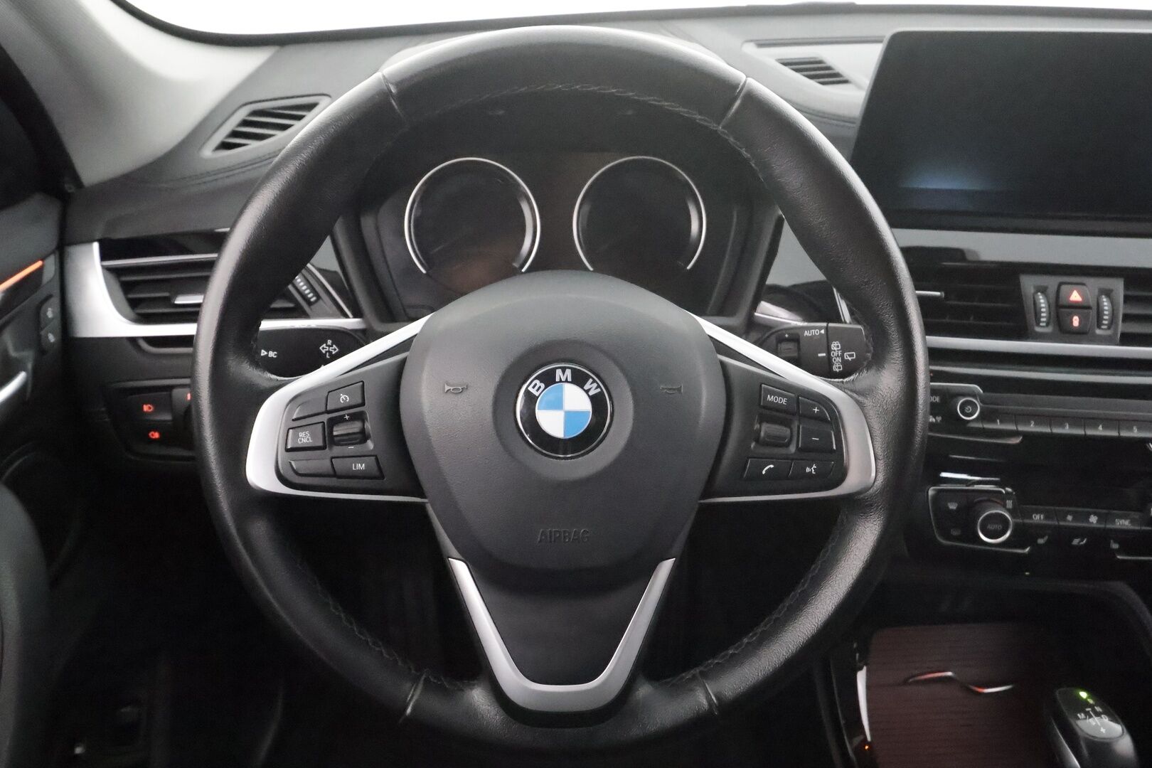 BMW X1 2021 F48 xDrive25e A Charged Edition Sport * HUD / Sporttipenkit / P.Kamera / LED / Navi / Vakkari / Koukku * - 1.om Suomi-auto / 2x Latauskaapelit / Kahdet renkaat aluvanteilla / Merkkihuollot