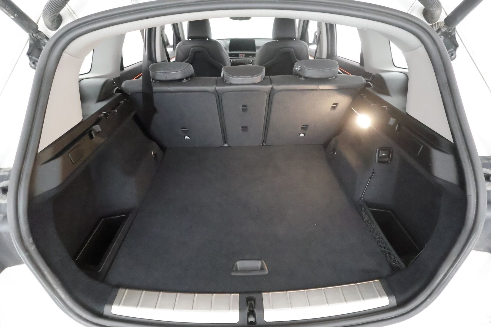 BMW X1 2021 F48 xDrive25e A Charged Edition Sport * HUD / Sporttipenkit / P.Kamera / LED / Navi / Vakkari / Koukku * - 1.om Suomi-auto / 2x Latauskaapelit / Kahdet renkaat aluvanteilla / Merkkihuollot