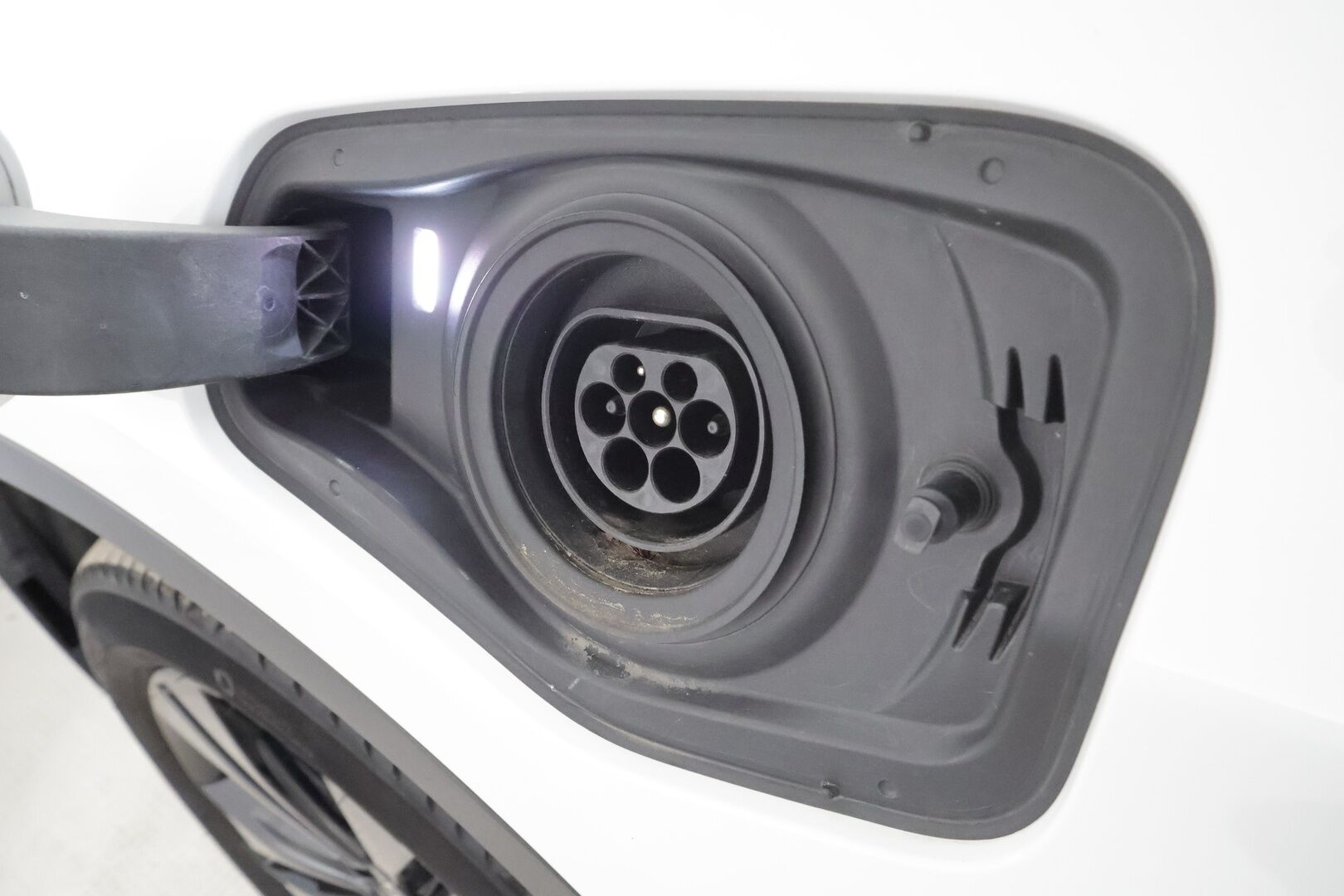 BMW X1 2021 F48 xDrive25e A Charged Edition Sport * HUD / Sporttipenkit / P.Kamera / LED / Navi / Vakkari / Koukku * - 1.om Suomi-auto / 2x Latauskaapelit / Kahdet renkaat aluvanteilla / Merkkihuollot