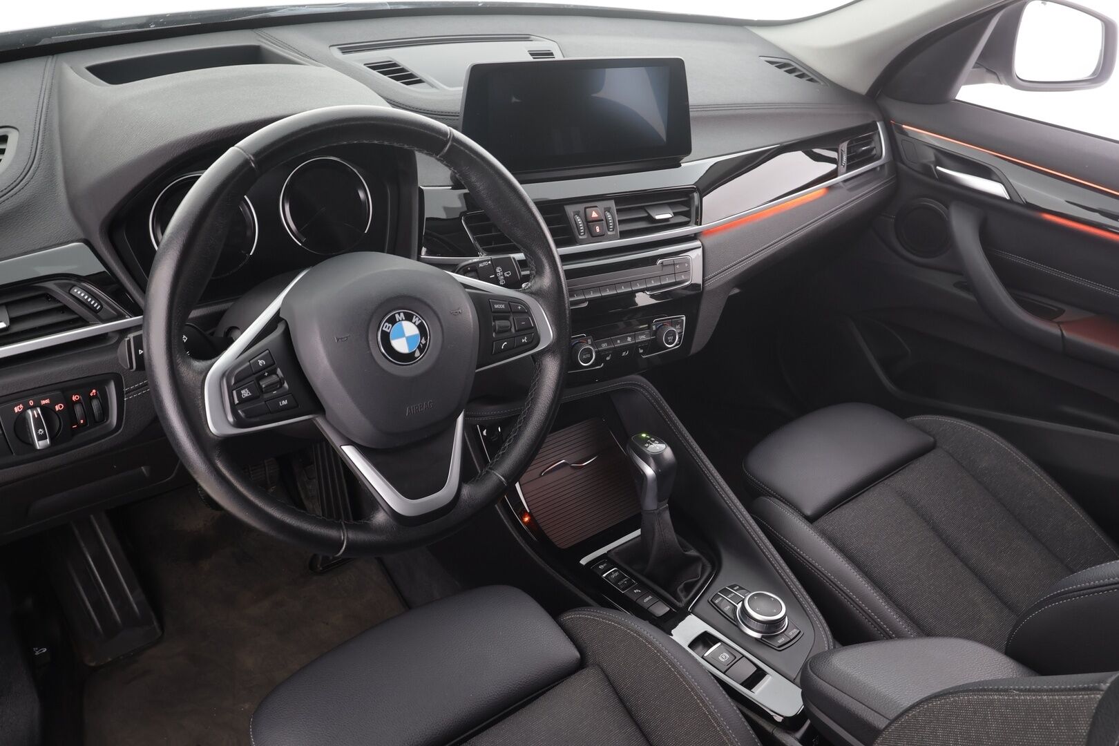 BMW X1 2021 F48 xDrive25e A Charged Edition Sport * HUD / Sporttipenkit / P.Kamera / LED / Navi / Vakkari / Koukku * - 1.om Suomi-auto / 2x Latauskaapelit / Kahdet renkaat aluvanteilla / Merkkihuollot