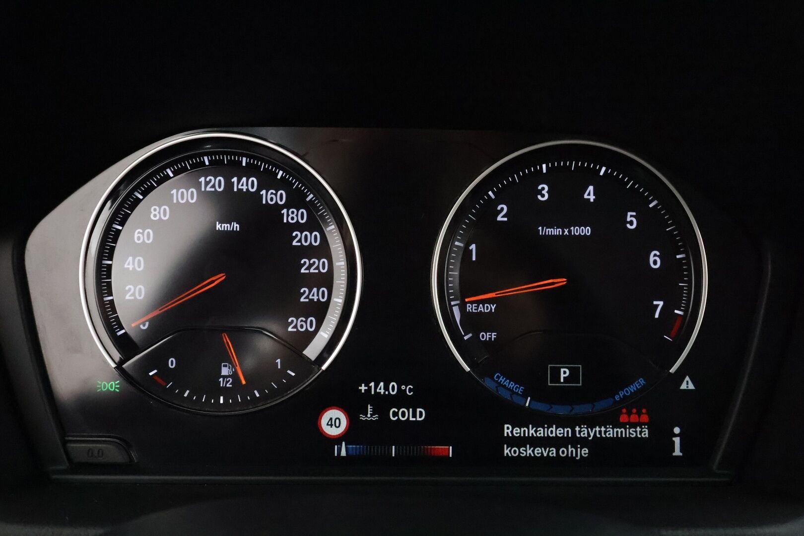 BMW X1 2021 F48 xDrive25e A Charged Edition Sport * HUD / Sporttipenkit / P.Kamera / LED / Navi / Vakkari / Koukku * - 1.om Suomi-auto / 2x Latauskaapelit / Kahdet renkaat aluvanteilla / Merkkihuollot