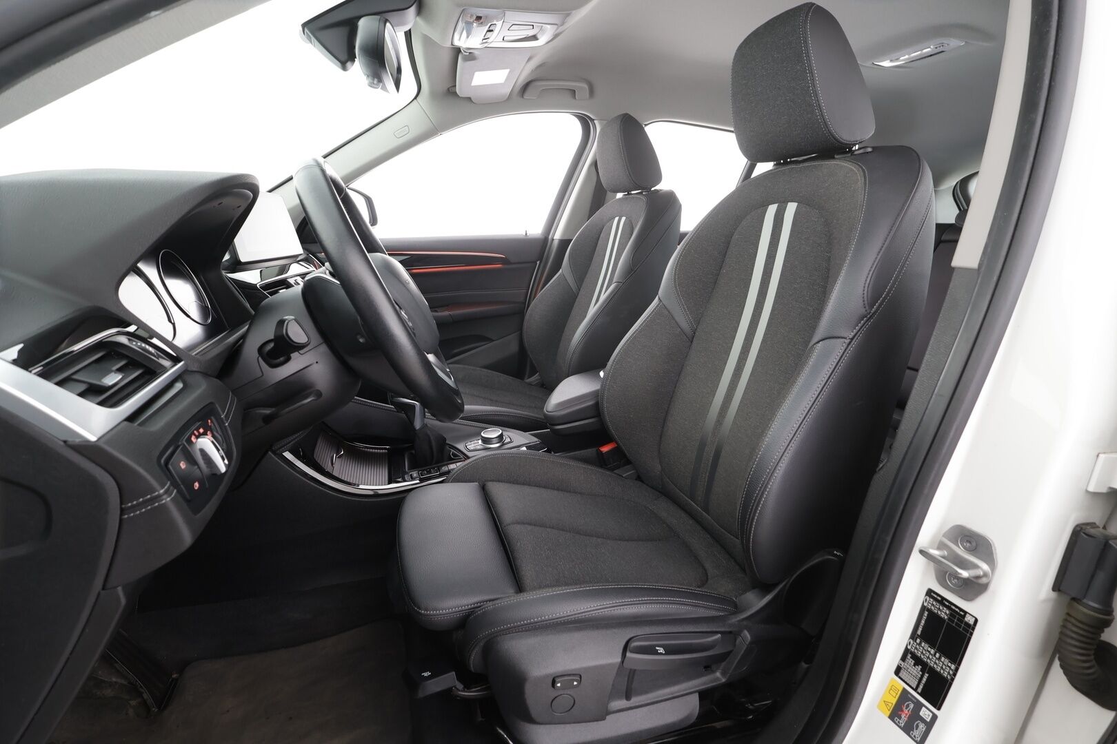 BMW X1 2021 F48 xDrive25e A Charged Edition Sport * HUD / Sporttipenkit / P.Kamera / LED / Navi / Vakkari / Koukku * - 1.om Suomi-auto / 2x Latauskaapelit / Kahdet renkaat aluvanteilla / Merkkihuollot