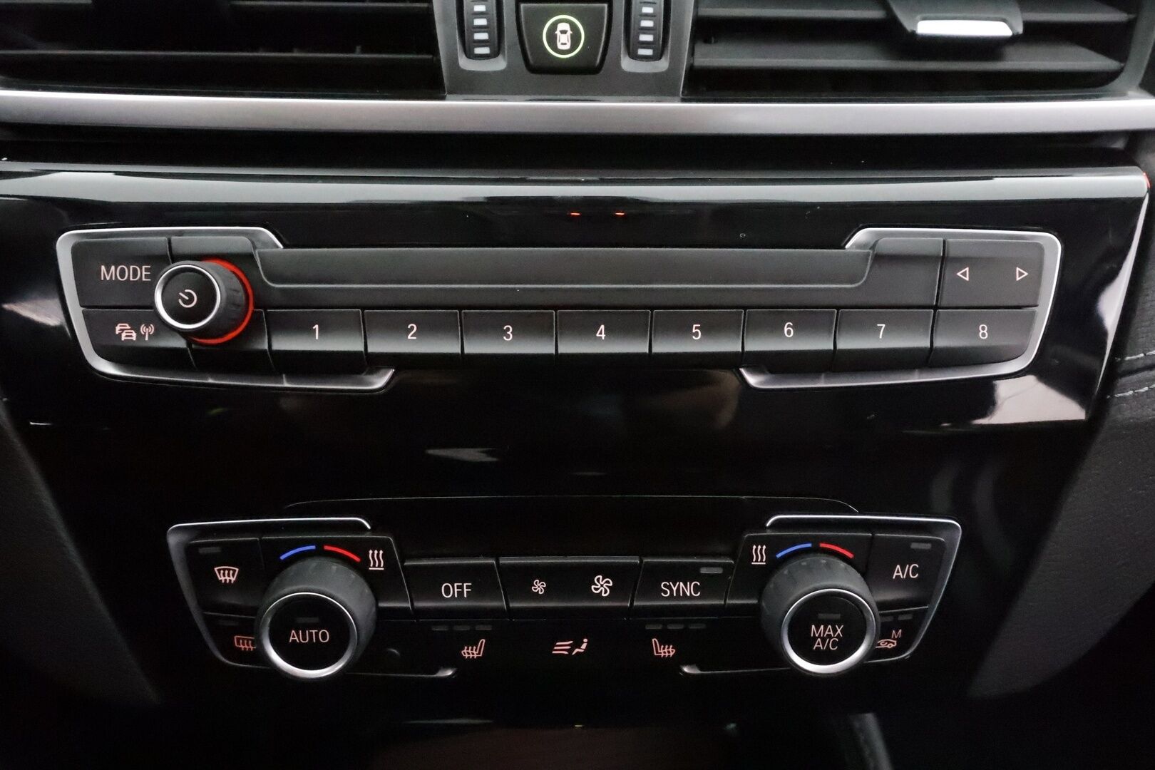 BMW X1 2021 F48 xDrive25e A Charged Edition Sport * HUD / Sporttipenkit / P.Kamera / LED / Navi / Vakkari / Koukku * - 1.om Suomi-auto / 2x Latauskaapelit / Kahdet renkaat aluvanteilla / Merkkihuollot