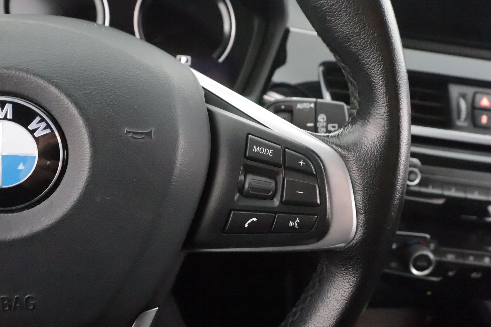 BMW X1 2021 F48 xDrive25e A Charged Edition Sport * HUD / Sporttipenkit / P.Kamera / LED / Navi / Vakkari / Koukku * - 1.om Suomi-auto / 2x Latauskaapelit / Kahdet renkaat aluvanteilla / Merkkihuollot