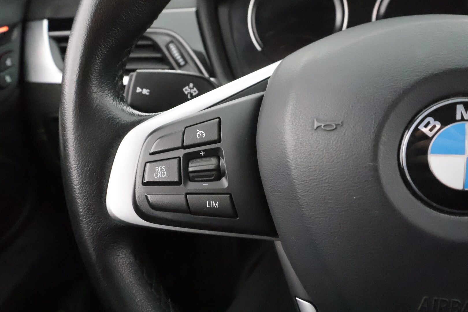 BMW X1 2021 F48 xDrive25e A Charged Edition Sport * HUD / Sporttipenkit / P.Kamera / LED / Navi / Vakkari / Koukku * - 1.om Suomi-auto / 2x Latauskaapelit / Kahdet renkaat aluvanteilla / Merkkihuollot