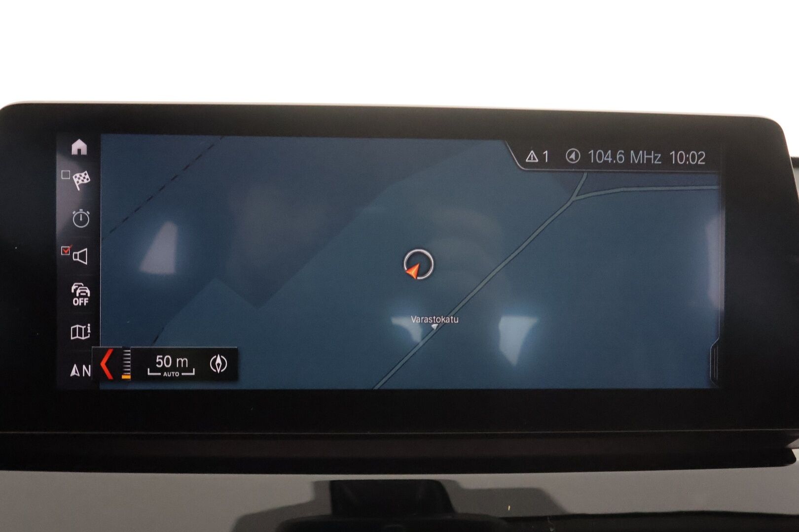 BMW X1 2021 F48 xDrive25e A Charged Edition Sport * HUD / Sporttipenkit / P.Kamera / LED / Navi / Vakkari / Koukku * - 1.om Suomi-auto / 2x Latauskaapelit / Kahdet renkaat aluvanteilla / Merkkihuollot