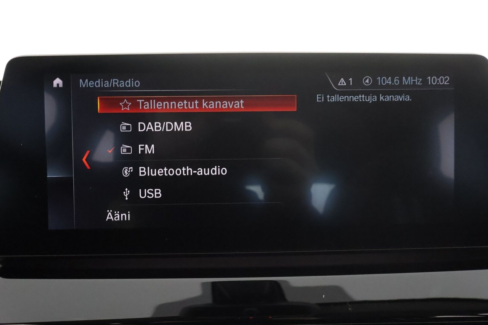 BMW X1 2021 F48 xDrive25e A Charged Edition Sport * HUD / Sporttipenkit / P.Kamera / LED / Navi / Vakkari / Koukku * - 1.om Suomi-auto / 2x Latauskaapelit / Kahdet renkaat aluvanteilla / Merkkihuollot