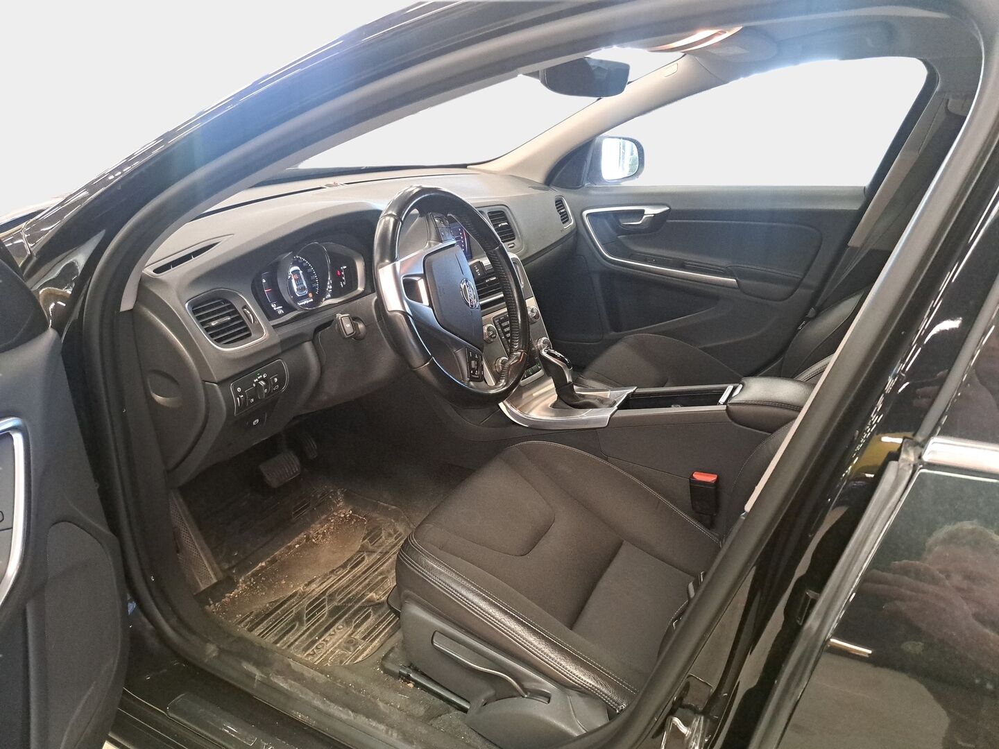 Volvo V60 2017 D4 Business aut * Webasto / Digimittaristo / Vetokoukku / Ratinlämmitin / Puolinahat / VOC * - Jakohihna vaihdettu 298tkm 10/2025 / Tutkat takana / Kaarrevalot 