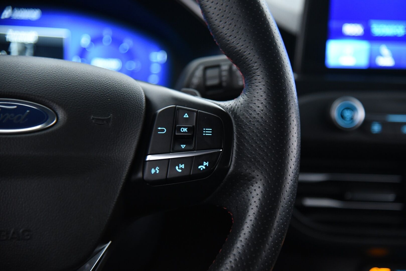 Ford Focus 2021 1,5 TDCi EcoBlue 120hv A8 ST-Line Wagon * Webasto / Adapt. vakkari / Lämmitettävä tuulilasi / P-kamera / Koukku / Kaistavahti - Suomi-auto / Kahdet renkaat omilla alumiinivanteilla / Hihna tehty 2025  / Juuri huollettu!