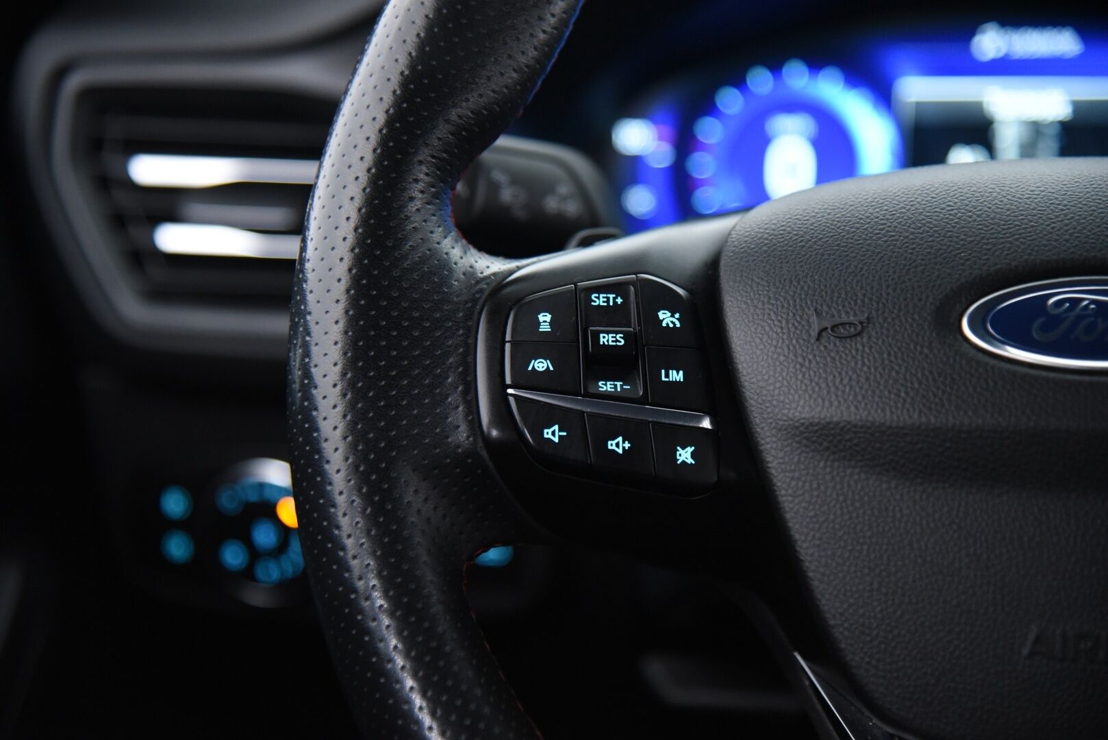 Ford Focus 2021 1,5 TDCi EcoBlue 120hv A8 ST-Line Wagon * Webasto / Adapt. vakkari / Lämmitettävä tuulilasi / P-kamera / Koukku / Kaistavahti - Suomi-auto / Kahdet renkaat omilla alumiinivanteilla / Hihna tehty 2025  / Juuri huollettu!