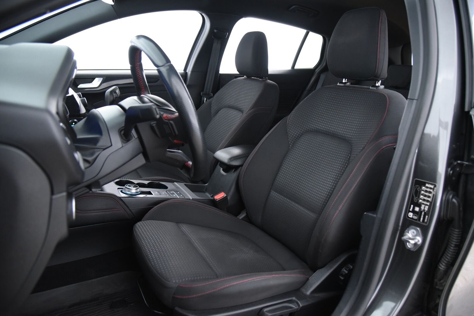 Ford Focus 2021 1,5 TDCi EcoBlue 120hv A8 ST-Line Wagon * Webasto / Adapt. vakkari / Lämmitettävä tuulilasi / P-kamera / Koukku / Kaistavahti - Suomi-auto / Kahdet renkaat omilla alumiinivanteilla / Hihna tehty 2025  / Juuri huollettu!