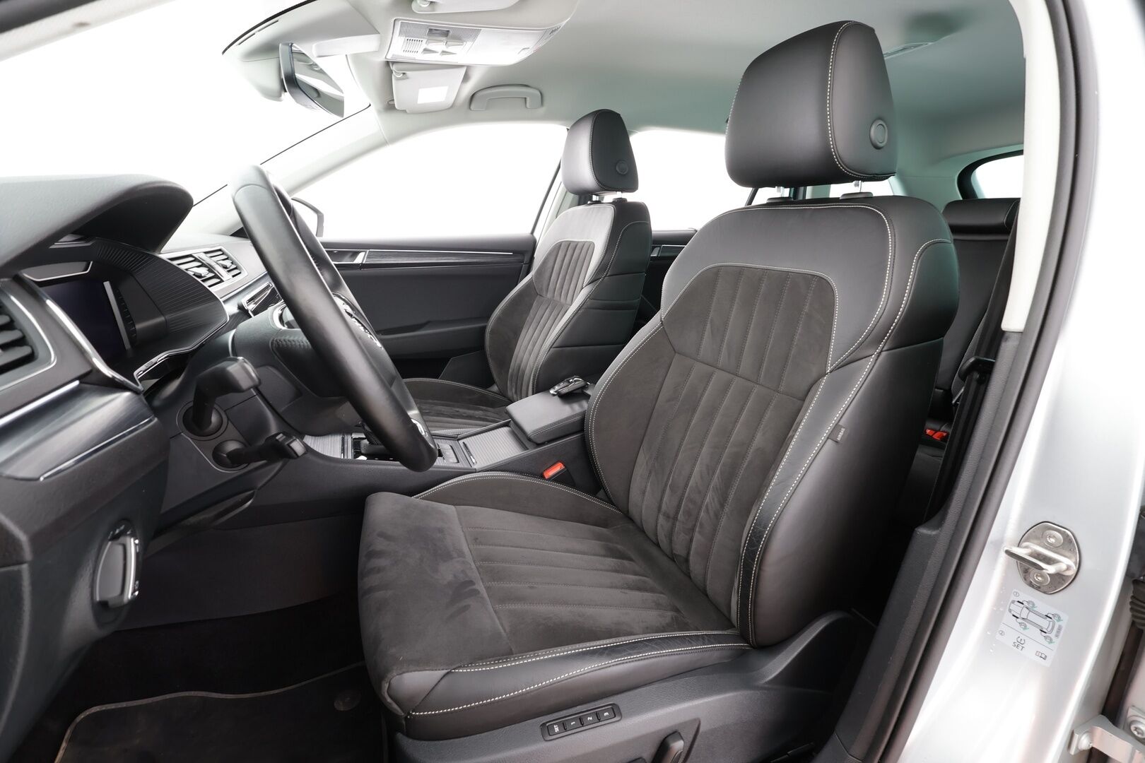 Skoda Superb 2021 Combi 1,4 TSI PHEV Style iV DSG * Webasto / Koukku / ACC / Matrix-LED / P.kamera / Canton / Navi / Muistipenkit * - 1-om Suomi-auto / 2x Latauskaapelit / ALV-Vähennyskelpoinen / Merkkihuollettu!