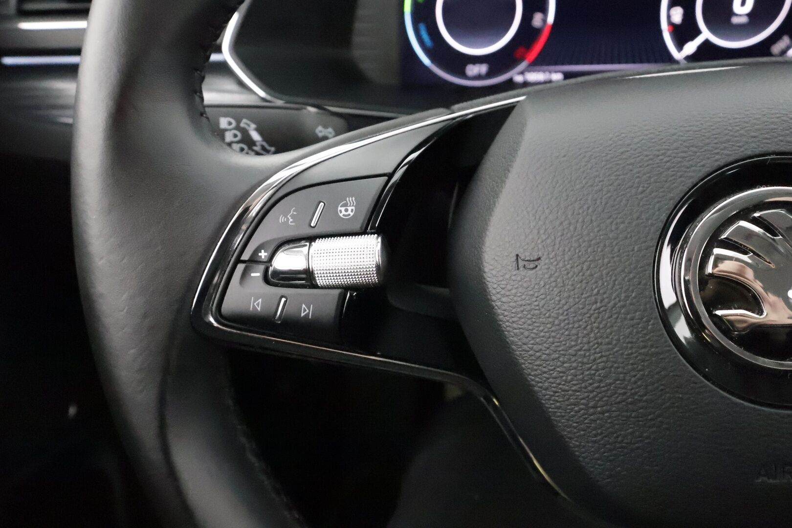 Skoda Superb 2021 Combi 1,4 TSI PHEV Style iV DSG * Webasto / Koukku / ACC / Matrix-LED / P.kamera / Canton / Navi / Muistipenkit * - 1-om Suomi-auto / 2x Latauskaapelit / ALV-Vähennyskelpoinen / Merkkihuollettu!