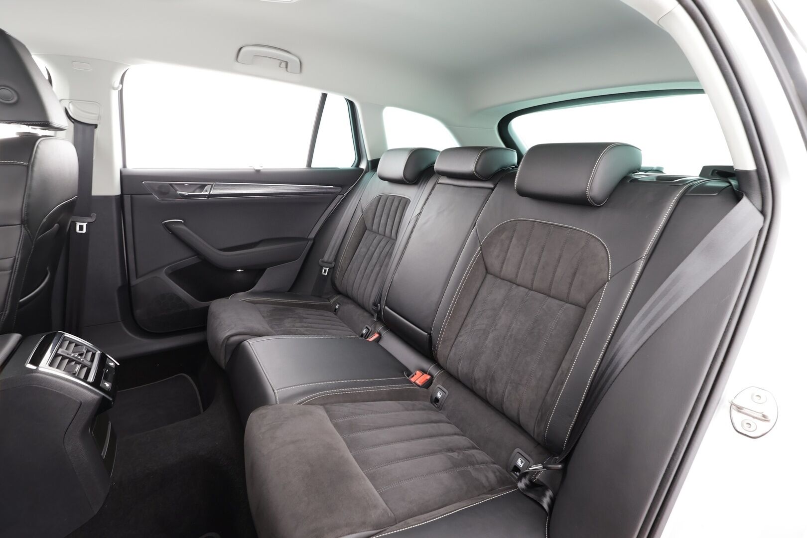 Skoda Superb 2021 Combi 1,4 TSI PHEV Style iV DSG * Webasto / Koukku / ACC / Matrix-LED / P.kamera / Canton / Navi / Muistipenkit * - 1-om Suomi-auto / 2x Latauskaapelit / ALV-Vähennyskelpoinen / Merkkihuollettu!