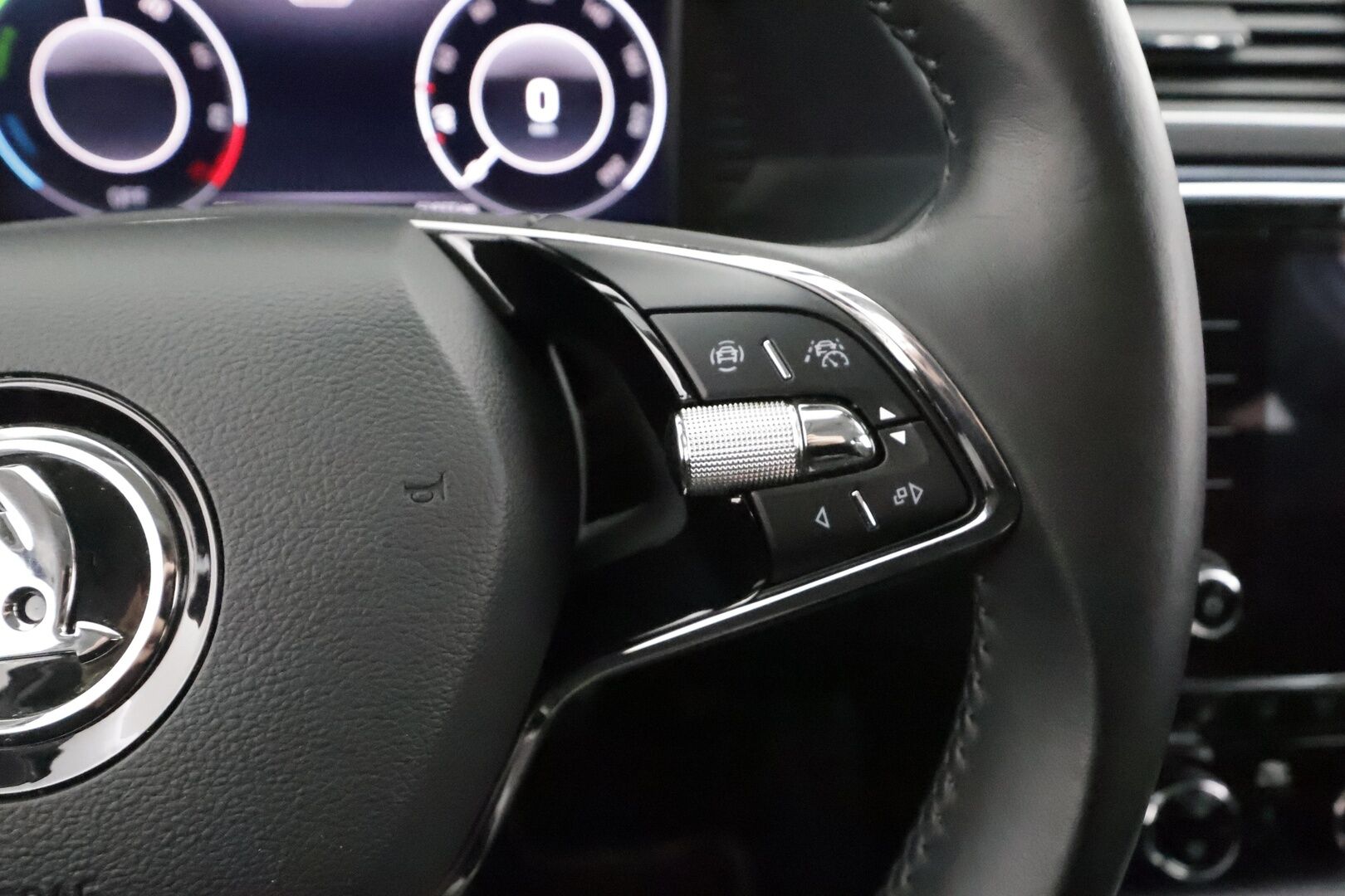 Skoda Superb 2021 Combi 1,4 TSI PHEV Style iV DSG * Webasto / Koukku / ACC / Matrix-LED / P.kamera / Canton / Navi / Muistipenkit * - 1-om Suomi-auto / 2x Latauskaapelit / ALV-Vähennyskelpoinen / Merkkihuollettu!