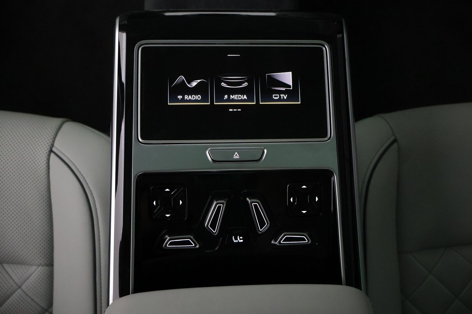 Audi A8 2021 Sedan Lang 60 TFSI e quattro tiptronic *Häikäsevät varusteet / HD Matrix LED+Laser / TV / Sähkösäätöiset etu- ja takaistuimet hieronnalla & ilmastoinnilla / HUD / Yönäkö / Panorama / Imuovet* - 3,99% KORKOTARJOUS TÄHÄN AUTOON 21.9. ASTI - *Akku kuntotarkistettu! / 1-omisteinen Suomi-auto! / Todella hieno yksilö!*