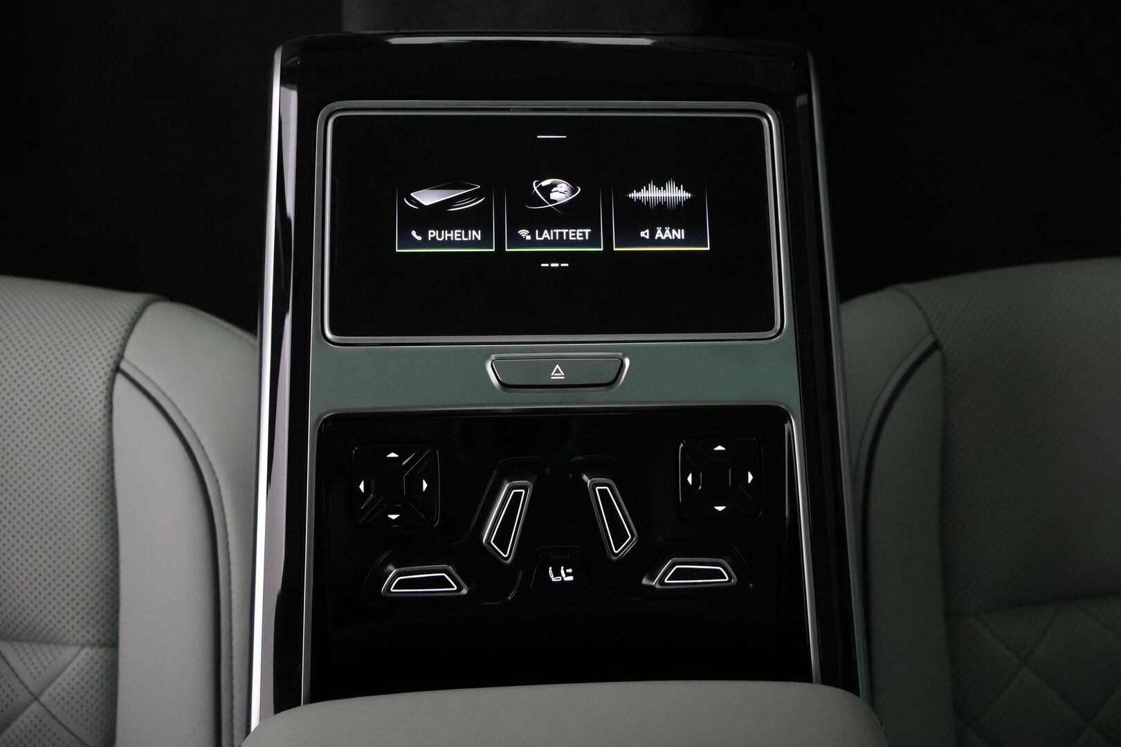 Audi A8 2021 Sedan Lang 60 TFSI e quattro tiptronic *Häikäsevät varusteet / HD Matrix LED+Laser / TV / Sähkösäätöiset etu- ja takaistuimet hieronnalla & ilmastoinnilla / HUD / Yönäkö / Panorama / Imuovet* - 3,99% KORKOTARJOUS TÄHÄN AUTOON 21.9. ASTI - *Akku kuntotarkistettu! / 1-omisteinen Suomi-auto! / Todella hieno yksilö!*