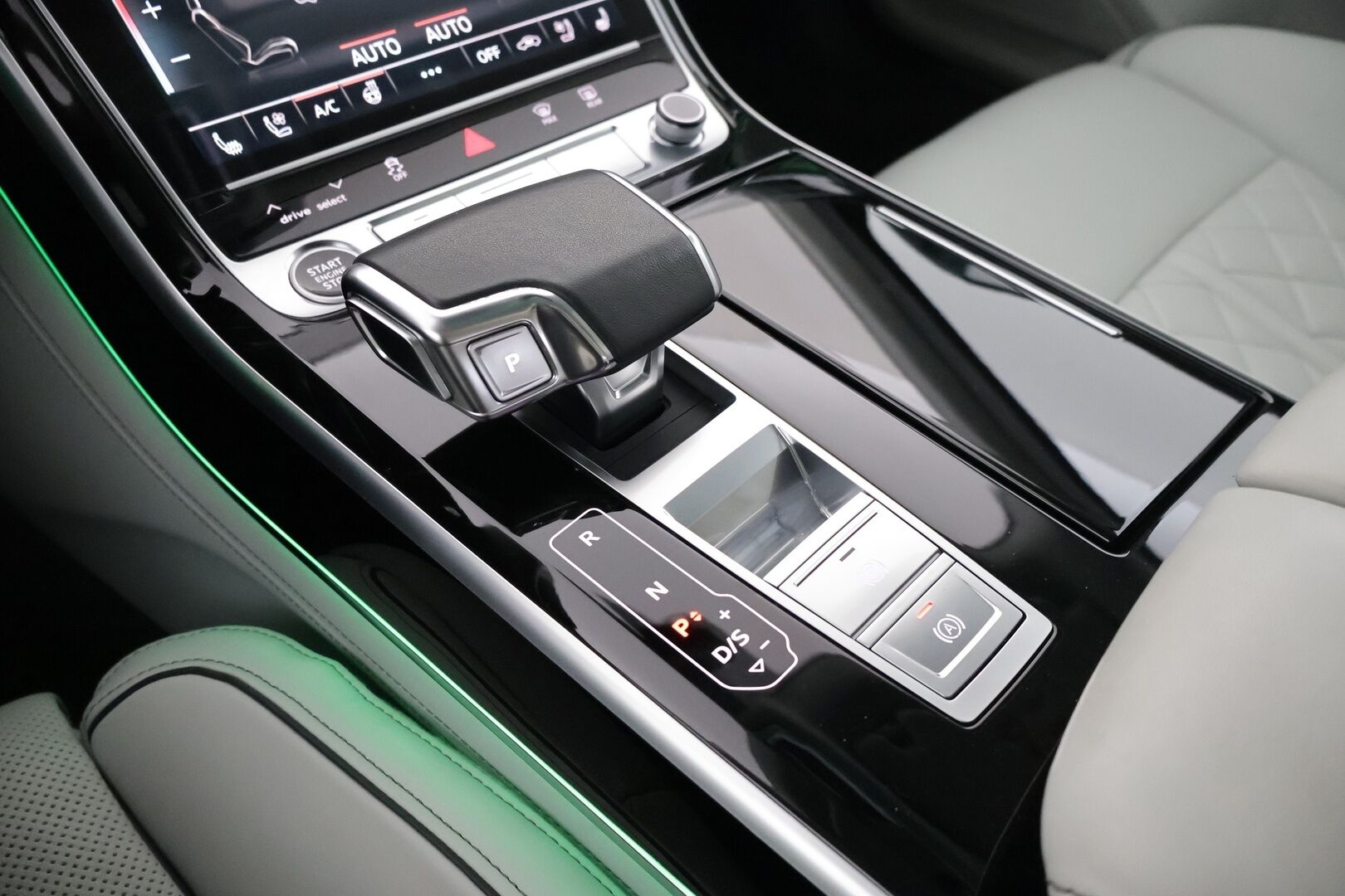 Audi A8 2021 Sedan Lang 60 TFSI e quattro tiptronic *Häikäsevät varusteet / HD Matrix LED+Laser / TV / Sähkösäätöiset etu- ja takaistuimet hieronnalla & ilmastoinnilla / HUD / Yönäkö / Panorama / Imuovet* - 3,99% KORKOTARJOUS TÄHÄN AUTOON 21.9. ASTI - *Akku kuntotarkistettu! / 1-omisteinen Suomi-auto! / Todella hieno yksilö!*