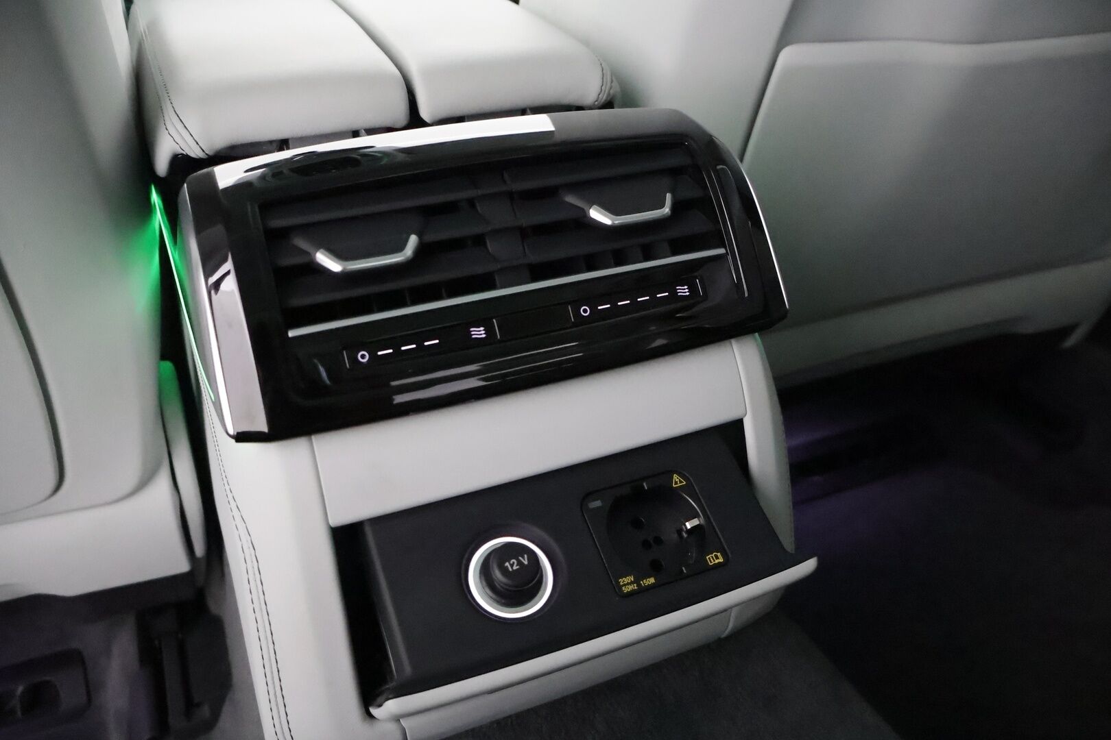 Audi A8 2021 Sedan Lang 60 TFSI e quattro tiptronic *Häikäsevät varusteet / HD Matrix LED+Laser / TV / Sähkösäätöiset etu- ja takaistuimet hieronnalla & ilmastoinnilla / HUD / Yönäkö / Panorama / Imuovet* - 3,99% KORKOTARJOUS TÄHÄN AUTOON 21.9. ASTI - *Akku kuntotarkistettu! / 1-omisteinen Suomi-auto! / Todella hieno yksilö!*