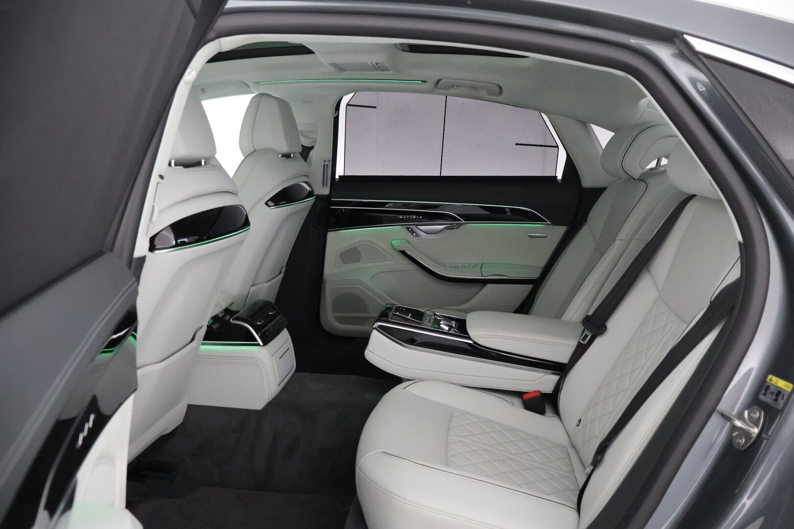Audi A8 2021 Sedan Lang 60 TFSI e quattro tiptronic *Häikäsevät varusteet / HD Matrix LED+Laser / TV / Sähkösäätöiset etu- ja takaistuimet hieronnalla & ilmastoinnilla / HUD / Yönäkö / Panorama / Imuovet* - 3,99% KORKOTARJOUS TÄHÄN AUTOON 21.9. ASTI - *Akku kuntotarkistettu! / 1-omisteinen Suomi-auto! / Todella hieno yksilö!*