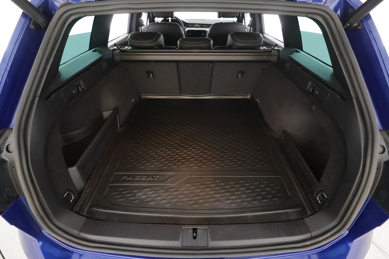 Volkswagen Passat 2021 Variant R-Line 2,0 TDI EVO SCR 110 kW DSG * ACC / Webasto / Matrix LED / Koukku / Sporttinahat / Keyless * - 1.Om Suomi-auto / Kahdet renkaat