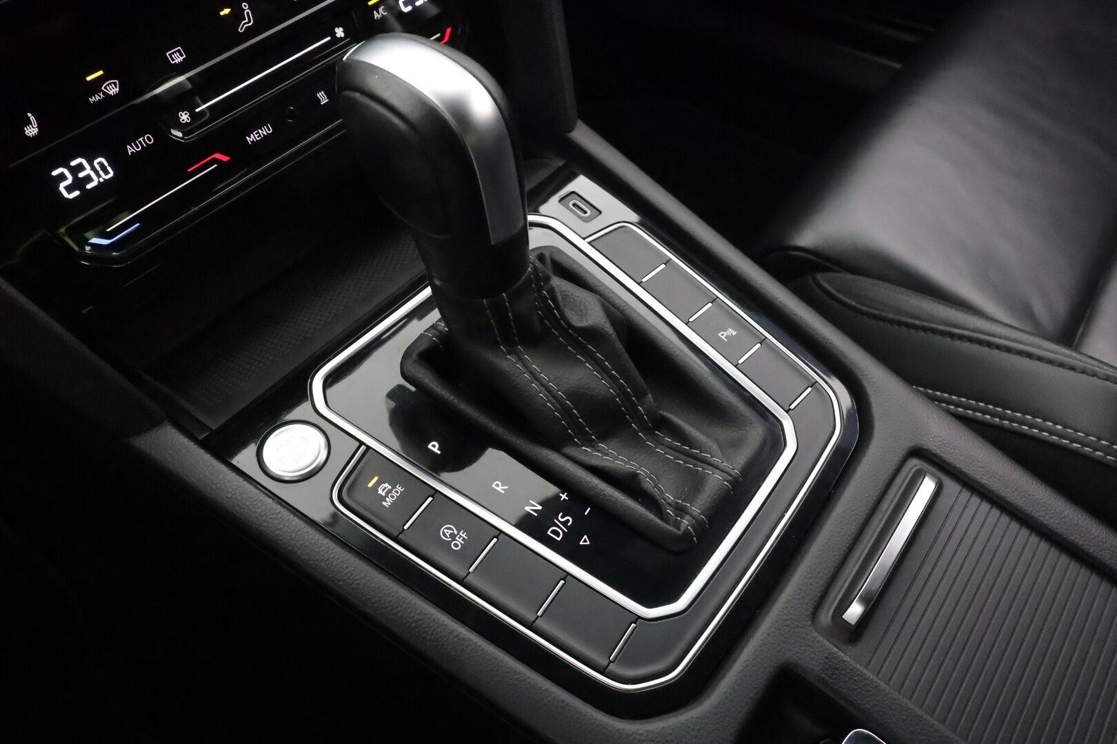 Volkswagen Passat 2021 Variant R-Line 2,0 TDI EVO SCR 110 kW DSG * ACC / Webasto / Matrix LED / Koukku / Sporttinahat / Keyless * - 1.Om Suomi-auto / Kahdet renkaat