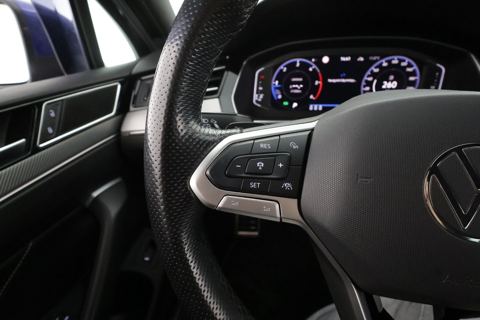 Volkswagen Passat 2021 Variant R-Line 2,0 TDI EVO SCR 110 kW DSG * ACC / Webasto / Matrix LED / Koukku / Sporttinahat / Keyless * - 1.Om Suomi-auto / Kahdet renkaat