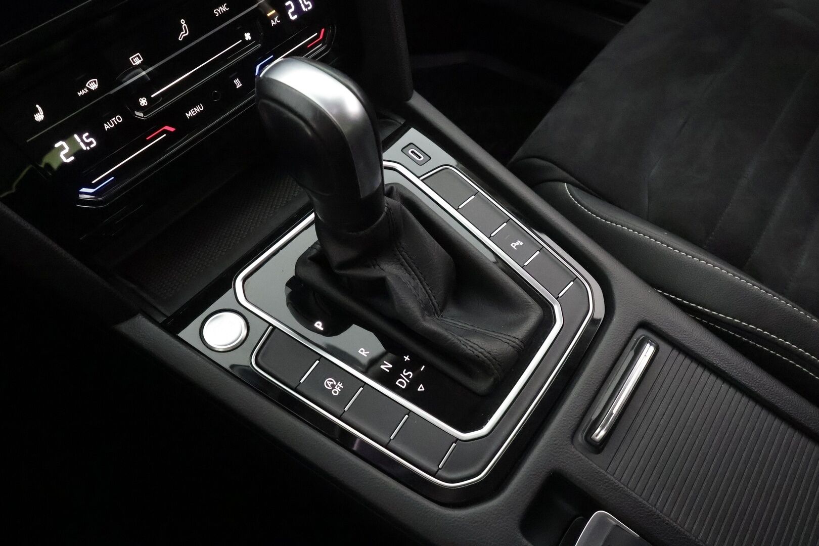 Volkswagen Passat 2021 Variant R-Line 2,0 TDI EVO SCR 110 kW DSG *ACC / Webasto / Matrix-LED / P.Kamera / Keyless / Apple & Android * - 1.Om Suomi-auto / Merkkihuollettu / Kahdet Renkaat