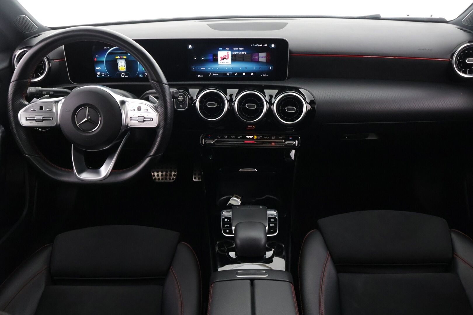 Mercedes-Benz A 2018 200 A Business AMG / P.Kamera  / Widescreen / Panorama / LED / Navi / - *Näyttävä / Hyvin pidetty / Huippu siisti!*