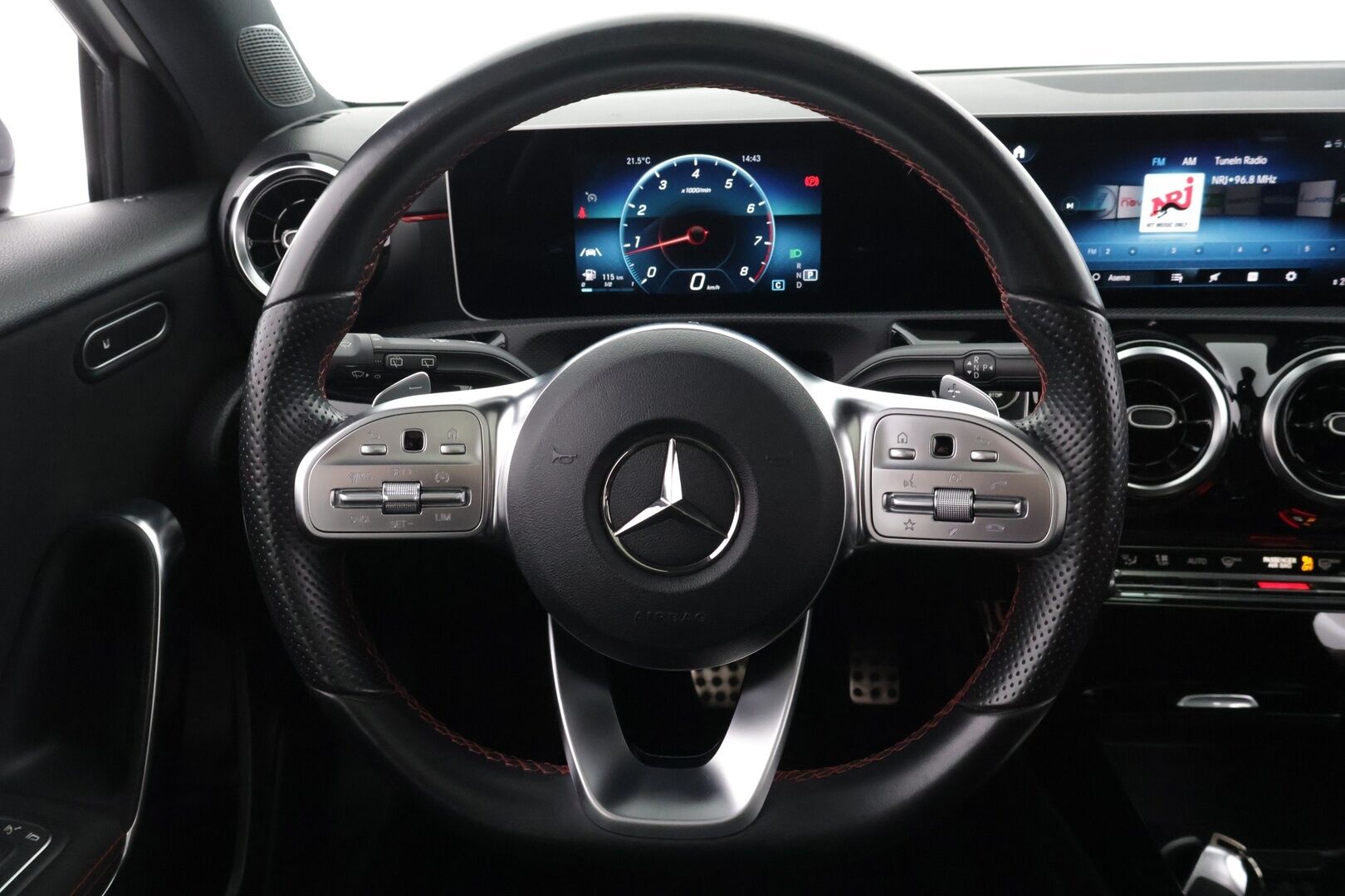 Mercedes-Benz A 2018 200 A Business AMG / P.Kamera  / Widescreen / Panorama / LED / Navi / - *Näyttävä / Hyvin pidetty / Huippu siisti!*