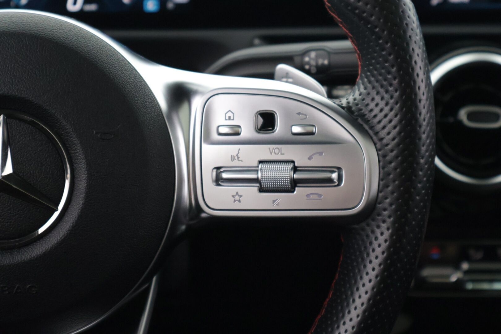 Mercedes-Benz A 2018 200 A Business AMG ** Panorma / Widescreen / P.kamera / LED / Navi ** - *Näyttävä / Hyvin pidetty / Huippu siisti!* - Osta nyt, maksa vasta ensi vuonna