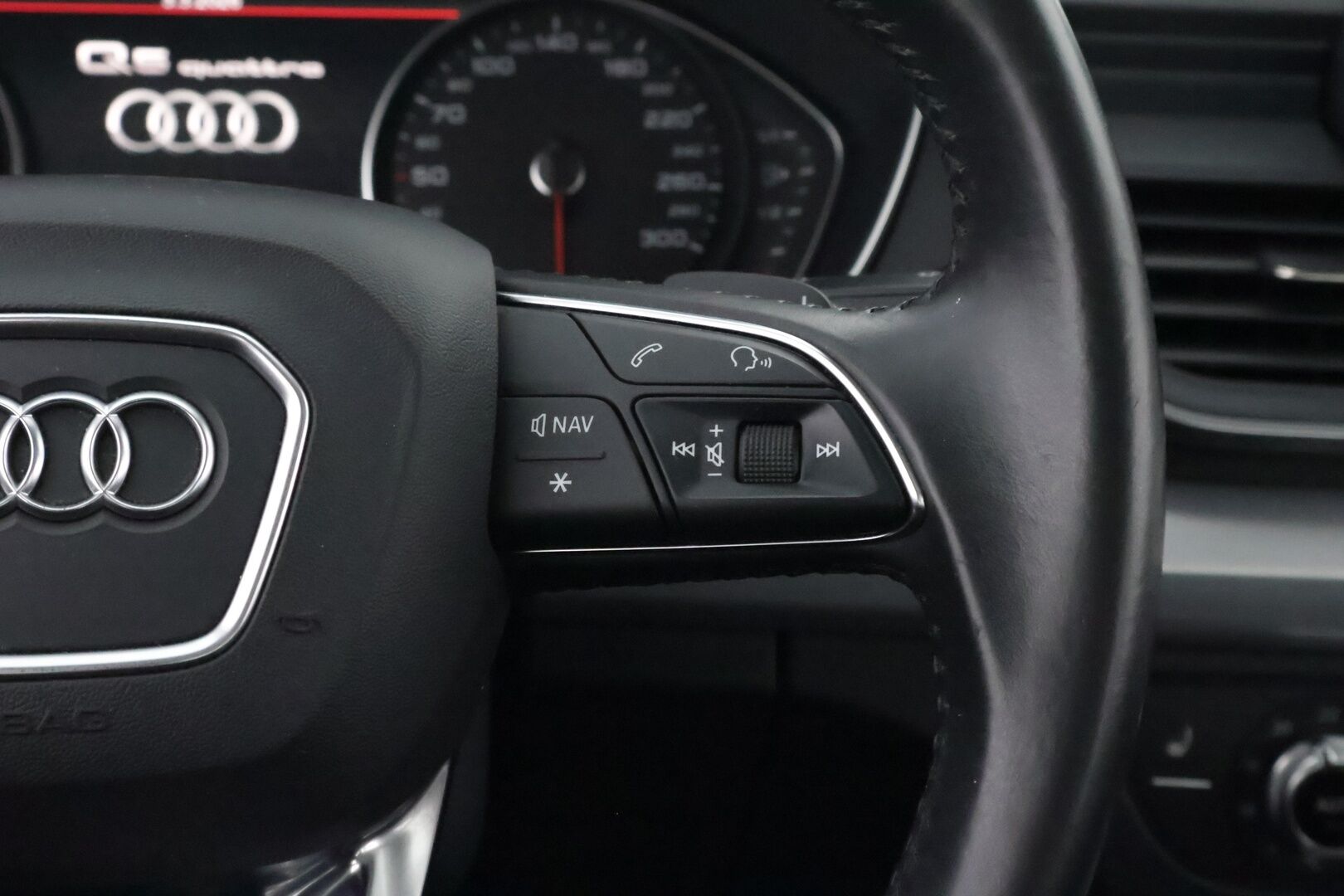 Audi Q5 2017 Business 2,0 TDI 140 kW quattro S tronic * Webasto / Vetokoukku / LED / Peruutustutkat / Sporttipenkit - Sähköluukku  / Jakopää tehty! / Facelift - HULLUT AVAJAISHULINAT KORKOTARJOUS 3,29 %