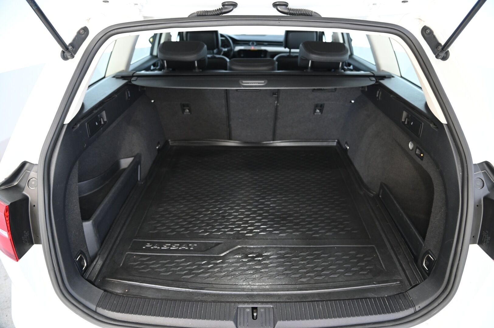 VOLKSWAGEN PASSAT 2018 2.0 TDI Variant Highline 4Motion Dsg Autom. - *ALV-VÄHENNYSKELPOINEN* *HUIPPUVARUSTEET* *WEBASTO, ADAPTIIVINEN VAKKARI, NAHKA-ALCANTARA, KOUKKU, KAMERA, TUTKAT*