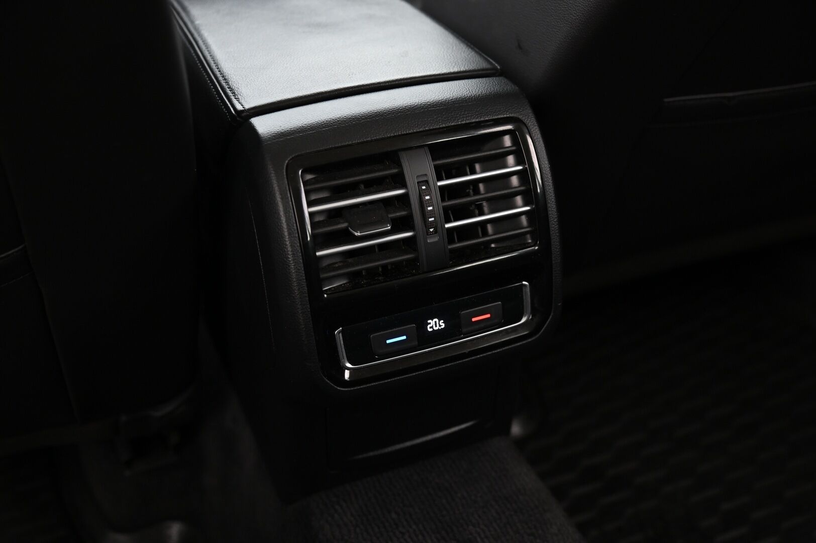 VOLKSWAGEN PASSAT 2018 2.0 TDI Variant Highline 4Motion Dsg Autom. - *ALV-VÄHENNYSKELPOINEN* *HUIPPUVARUSTEET* *WEBASTO, ADAPTIIVINEN VAKKARI, NAHKA-ALCANTARA, KOUKKU, KAMERA, TUTKAT*