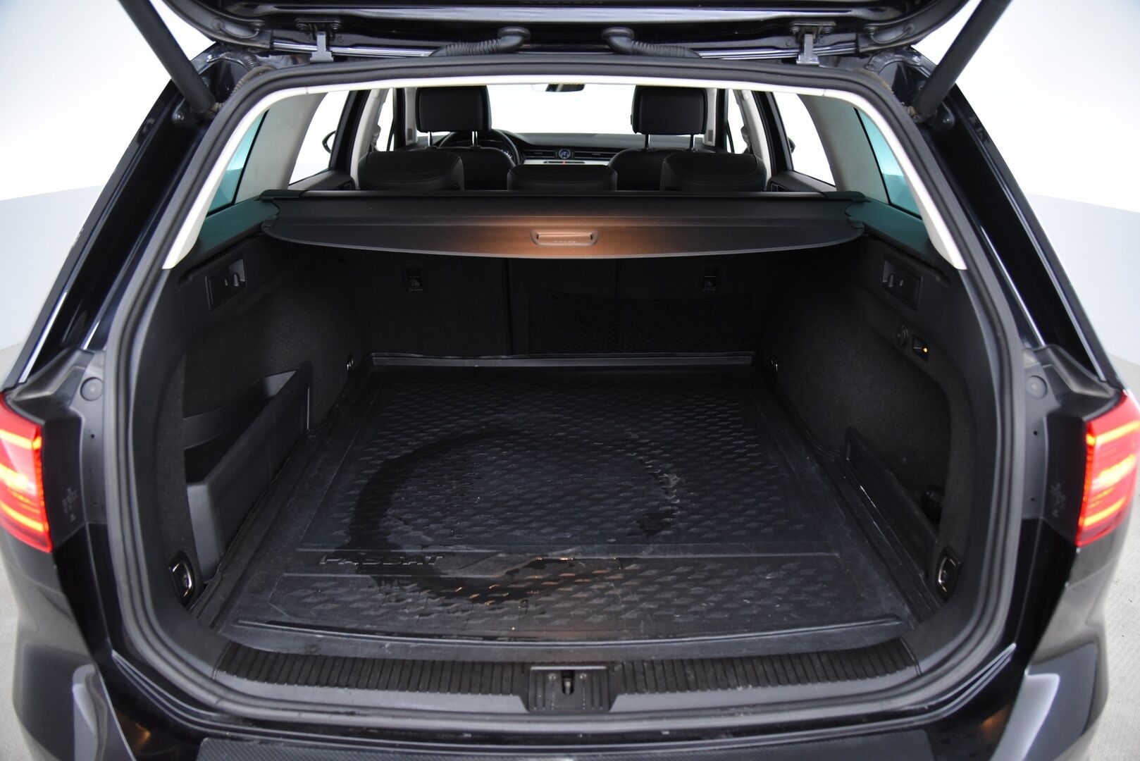 VOLKSWAGEN PASSAT 2017 Passat Variant GTE Plug-In Hybrid 160 kW (218 hv) DSG-aut / Webasto / Adapt.vak / Koukku / P-kamera / Tulossa myyntiin! - Webasto / Adapt. vak / Koukku / P.Kamera / Siisti GTE Passat 2x renkain!