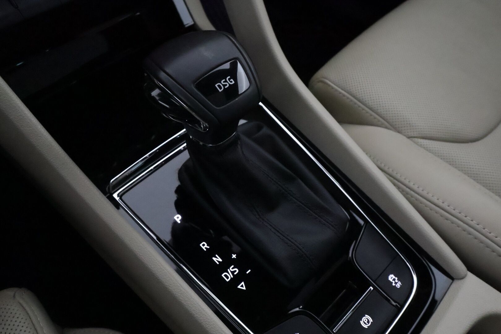 Skoda Kodiaq 2021 2,0 TDI 150 Exclusive Business DSG **Canton / Panorama / Ilmastoidut muistipenkit / 360 Kamera** - 1-om. Suomi-auto / Adapt. vakkari / Webasto / Digimittaristo / Keyless / Apple&Android