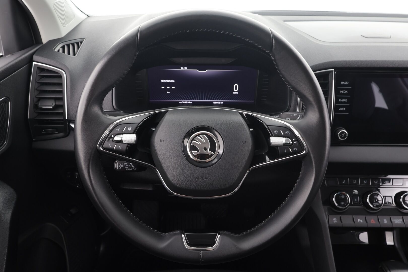 Skoda Karoq 2021 1,5 TSI Style BusinessLine DSG * ACC / P.kamera / Webasto / Koukku / Navi / Keyless / LED / Muistipenkki / Digimittaristo * - Suomi-auto / Kahdet renkaat aluvanteilla