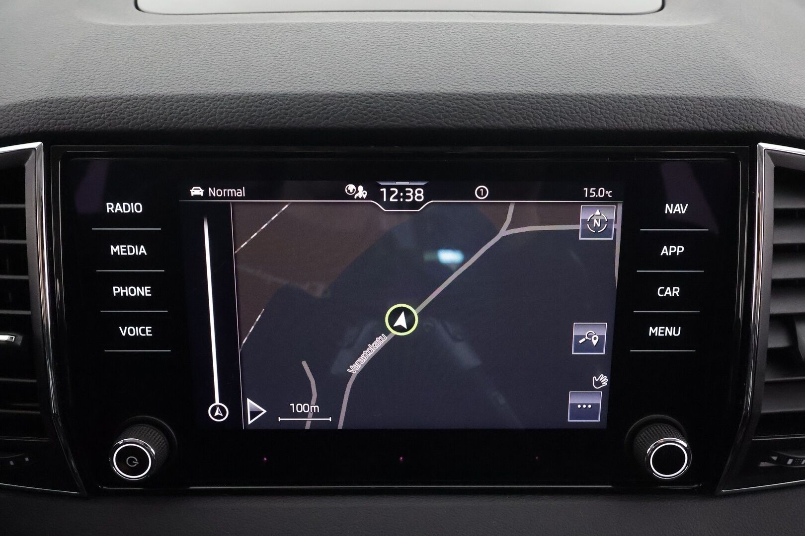 Skoda Karoq 2021 1,5 TSI Style BusinessLine DSG * ACC / P.kamera / Webasto / Koukku / Navi / Keyless / LED / Muistipenkki / Digimittaristo * - Suomi-auto / Kahdet renkaat aluvanteilla - HULLUT AVAJAISHULINAT KORKOTARJOUS 3,29 %