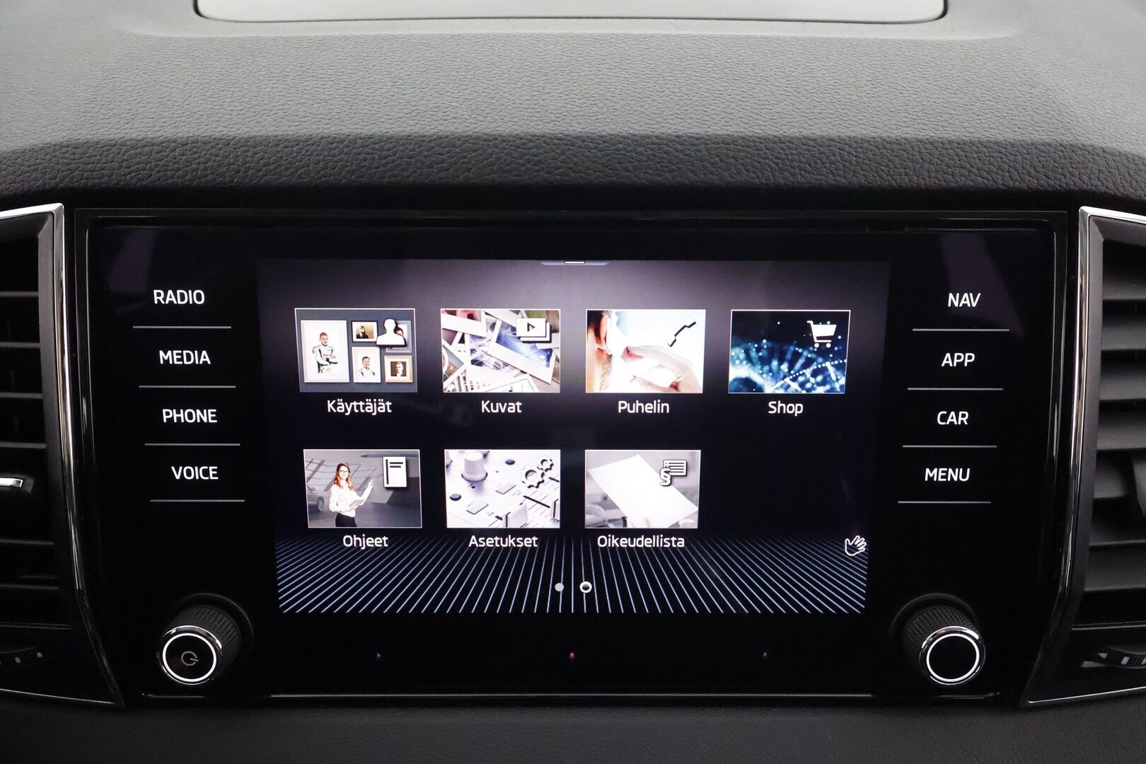 Skoda Karoq 2021 1,5 TSI Style BusinessLine DSG * ACC / P.kamera / Webasto / Koukku / Navi / Keyless / LED / Muistipenkki / Digimittaristo * - Suomi-auto / Kahdet renkaat aluvanteilla - HULLUT AVAJAISHULINAT KORKOTARJOUS 3,29 %