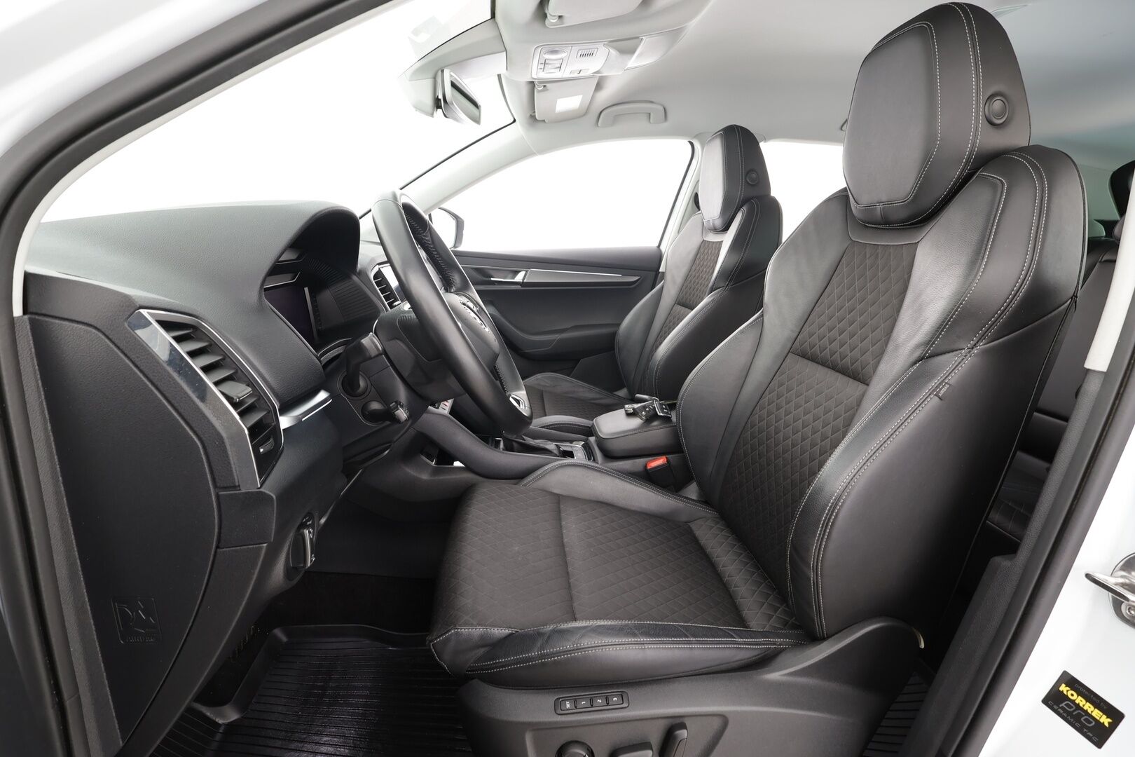 Skoda Karoq 2021 1,5 TSI Style BusinessLine DSG * ACC / P.kamera / Webasto / Koukku / Navi / Keyless / LED / Muistipenkki / Digimittaristo * - Suomi-auto / Kahdet renkaat aluvanteilla