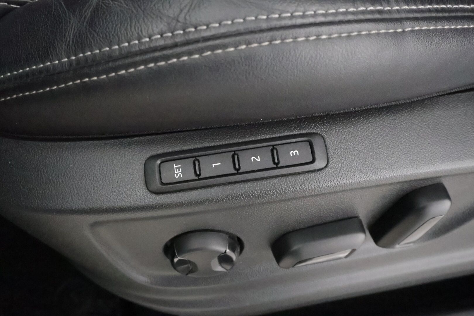 Skoda Karoq 2021 1,5 TSI Style BusinessLine DSG * ACC / P.kamera / Webasto / Koukku / Navi / Keyless / LED / Muistipenkki / Digimittaristo * - Suomi-auto / Kahdet renkaat aluvanteilla