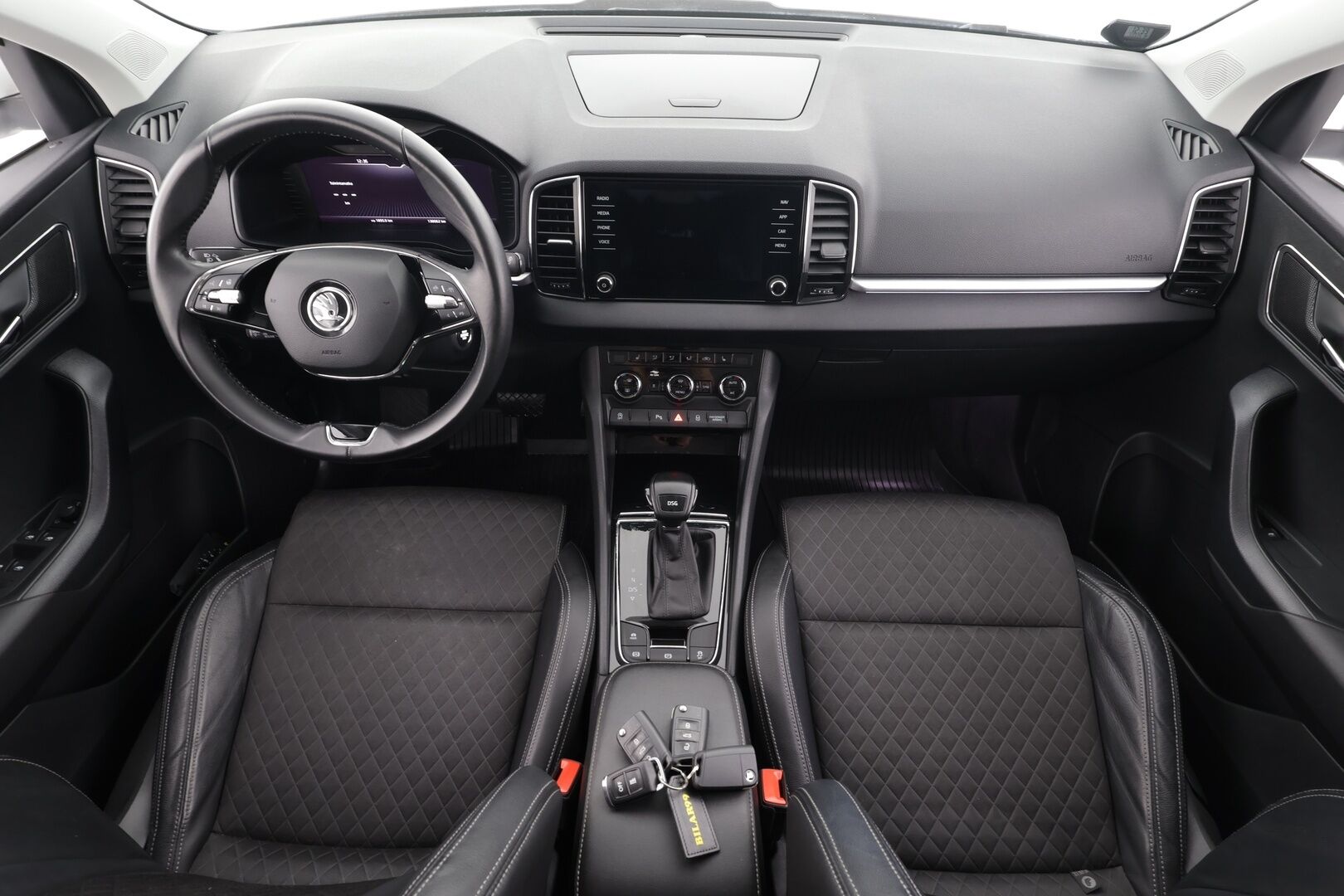 Skoda Karoq 2021 1,5 TSI Style BusinessLine DSG * ACC / P.kamera / Webasto / Koukku / Navi / Keyless / LED / Muistipenkki / Digimittaristo * - Suomi-auto / Kahdet renkaat aluvanteilla