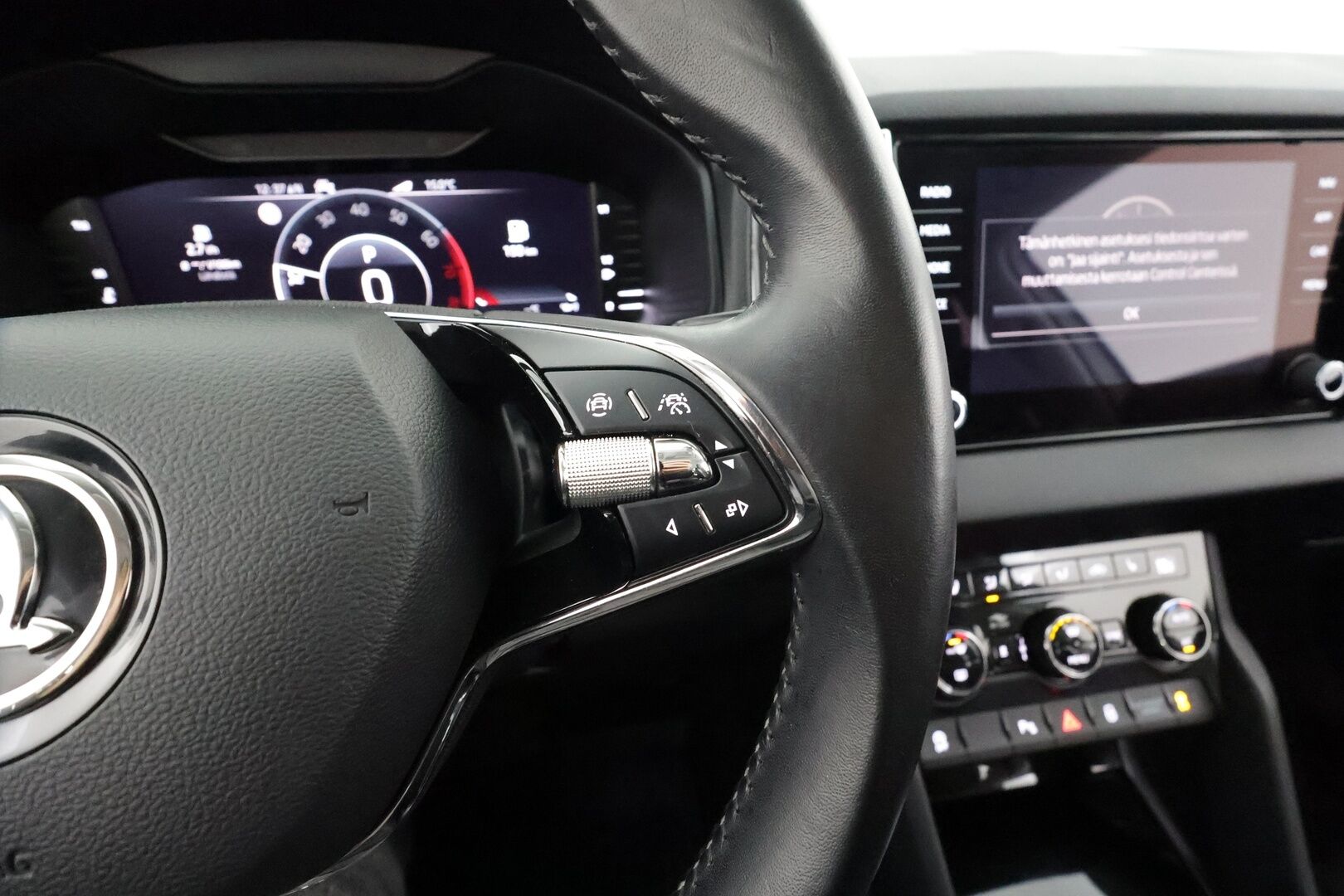 Skoda Karoq 2021 1,5 TSI Style BusinessLine DSG * ACC / P.kamera / Webasto / Koukku / Navi / Keyless / LED / Muistipenkki / Digimittaristo * - Suomi-auto / Kahdet renkaat aluvanteilla - HULLUT AVAJAISHULINAT KORKOTARJOUS 3,29 %