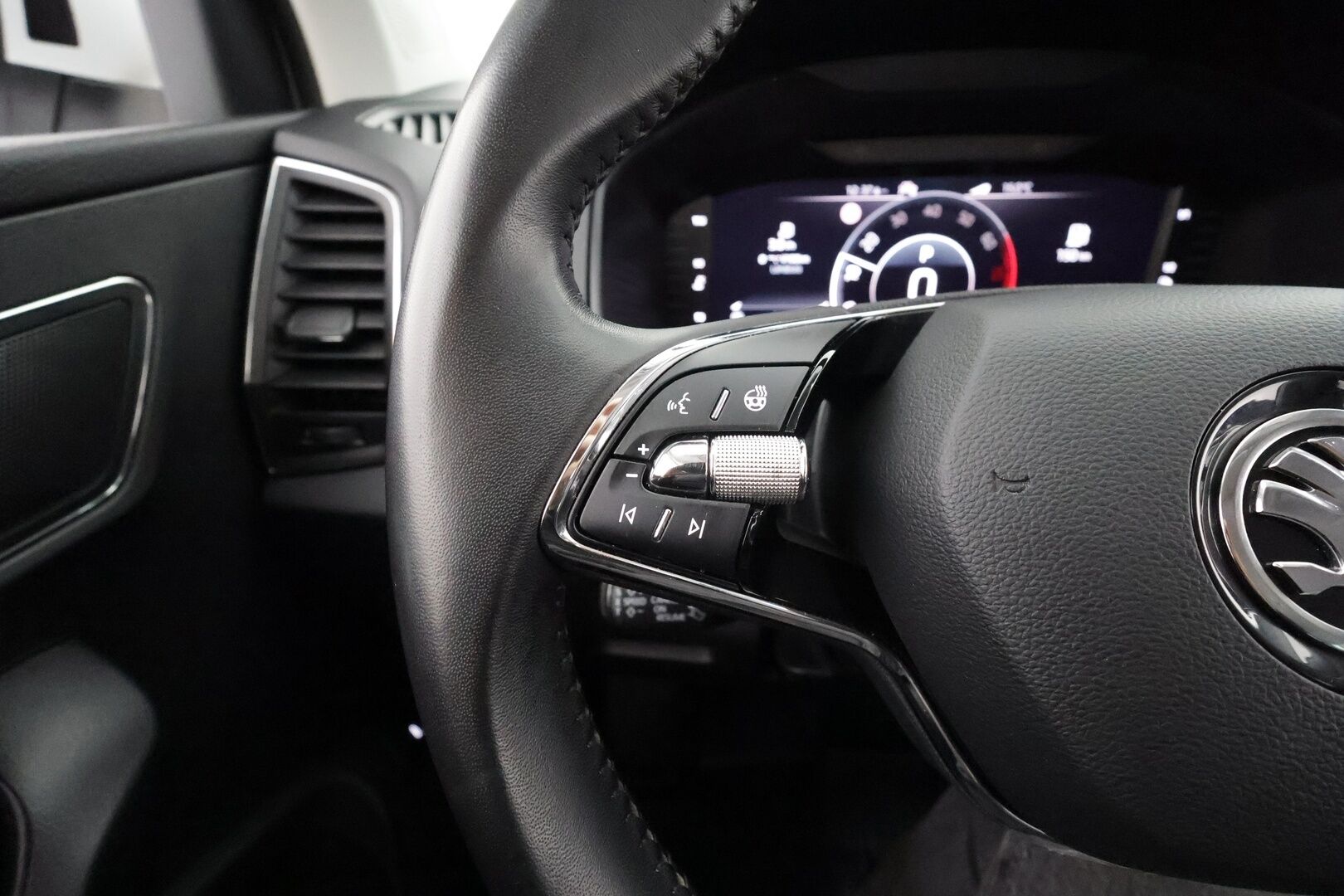 Skoda Karoq 2021 1,5 TSI Style BusinessLine DSG * ACC / P.kamera / Webasto / Koukku / Navi / Keyless / LED / Muistipenkki / Digimittaristo * - Suomi-auto / Kahdet renkaat aluvanteilla - HULLUT AVAJAISHULINAT KORKOTARJOUS 3,29 %