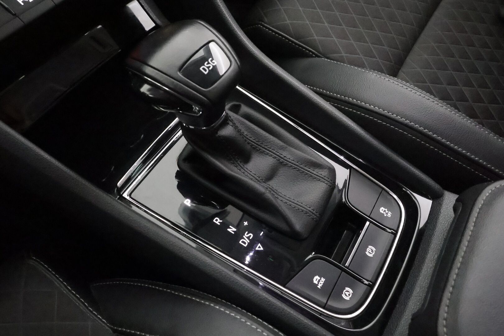 Skoda Karoq 2021 1,5 TSI Style BusinessLine DSG * ACC / P.kamera / Webasto / Koukku / Navi / Keyless / LED / Muistipenkki / Digimittaristo * - Suomi-auto / Kahdet renkaat aluvanteilla