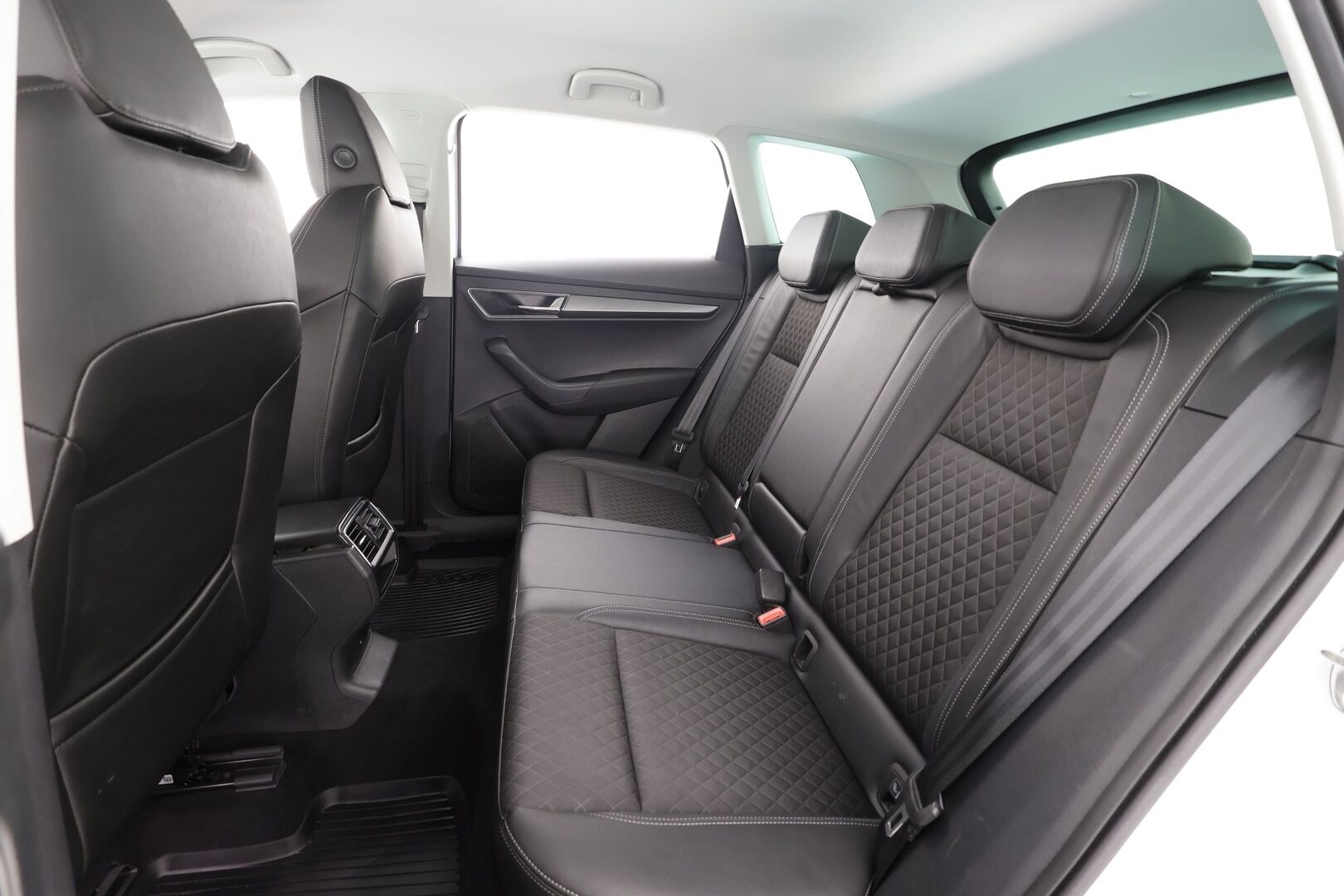 Skoda Karoq 2021 1,5 TSI Style BusinessLine DSG * ACC / P.kamera / Webasto / Koukku / Navi / Keyless / LED / Muistipenkki / Digimittaristo * - Suomi-auto / Kahdet renkaat aluvanteilla - HULLUT AVAJAISHULINAT KORKOTARJOUS 3,29 %